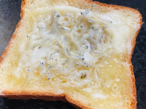 カマンベールチーズのしらすトースト